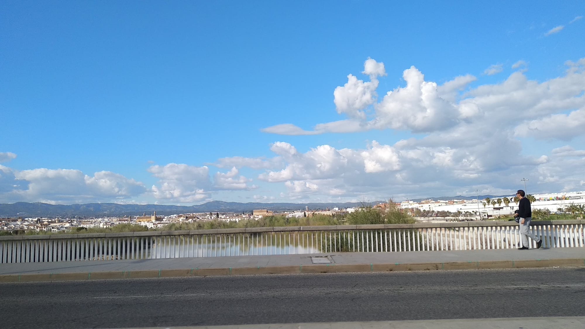 Panorámica de Córdoba y del Río Guadalquivir desde el Puente del Arenal