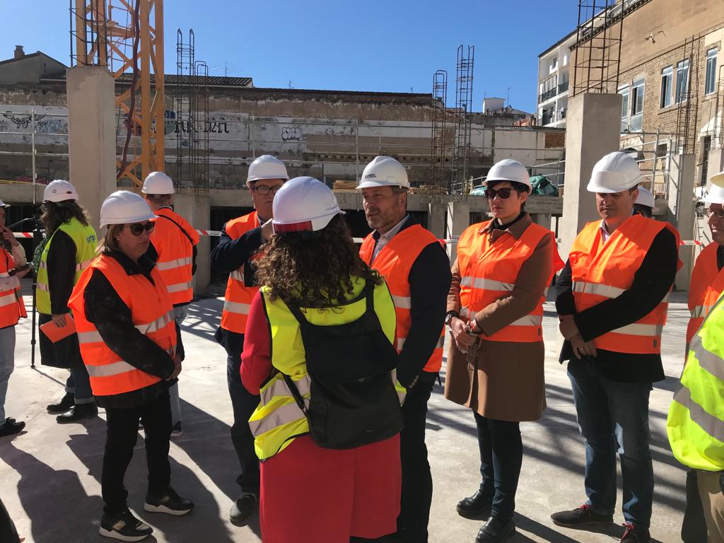 El consejero de vivienda, José Luis Soro, atendiendo a las explicaciones sobre la marcha de las obras