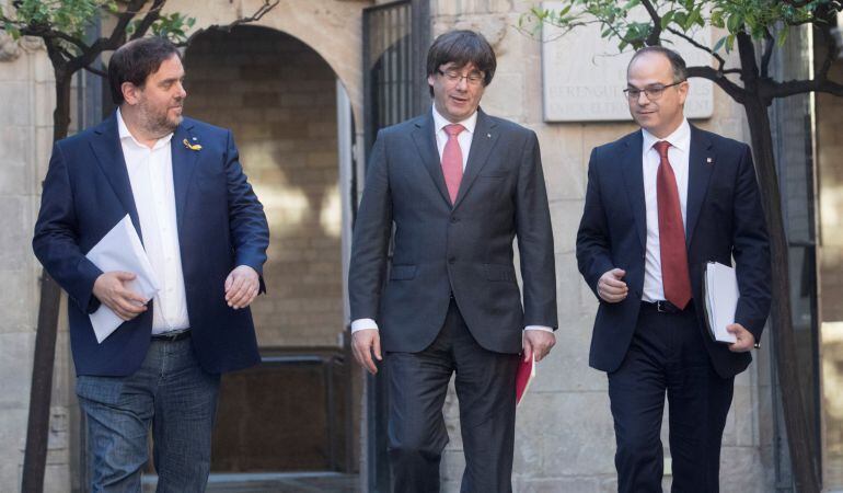 Carles Puigdemont con Oriol Junqueras y Jordi Turull (ARCHIVO).