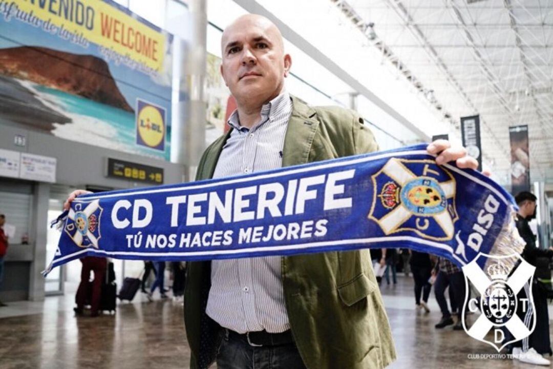 El actual entrenador del CD Tenerife, a su llegada al Aeropuerto Tenerife Sur