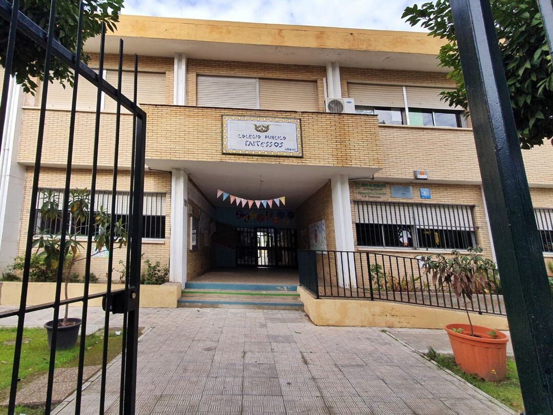 Entrada principal del colegio Tartesos, en San Juan 