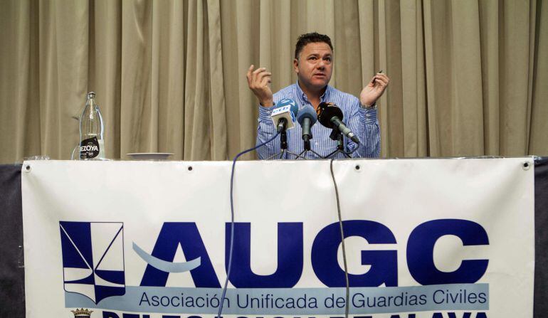 GRA112. VITORIA, 6/11/2014.- El portavoz nacional de la Asociación Unificada de la Guardia Civil, Juan Antonio Delgado, durante la rueda de prensa ofrecida hoy en Vitoria, la primera que se celebra en Euskadi en los 20 años de existencia del sindicato mayoritario del Cuerpo, en la que ha denunciado la 'descoordinación' de la Fuerzas de Seguridad del Estado en Euskadi donde, además, denuncia que la Guardia Civil funciona 'como un cortijo'. EFE/David Aguilar
