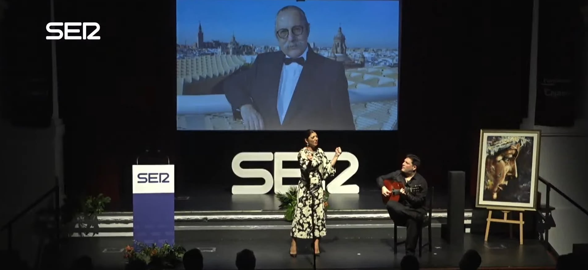 Joana Jiménez en un momento de su actuación durante el acto de entrega de La Rosa de Pasión de Cruz de Guía