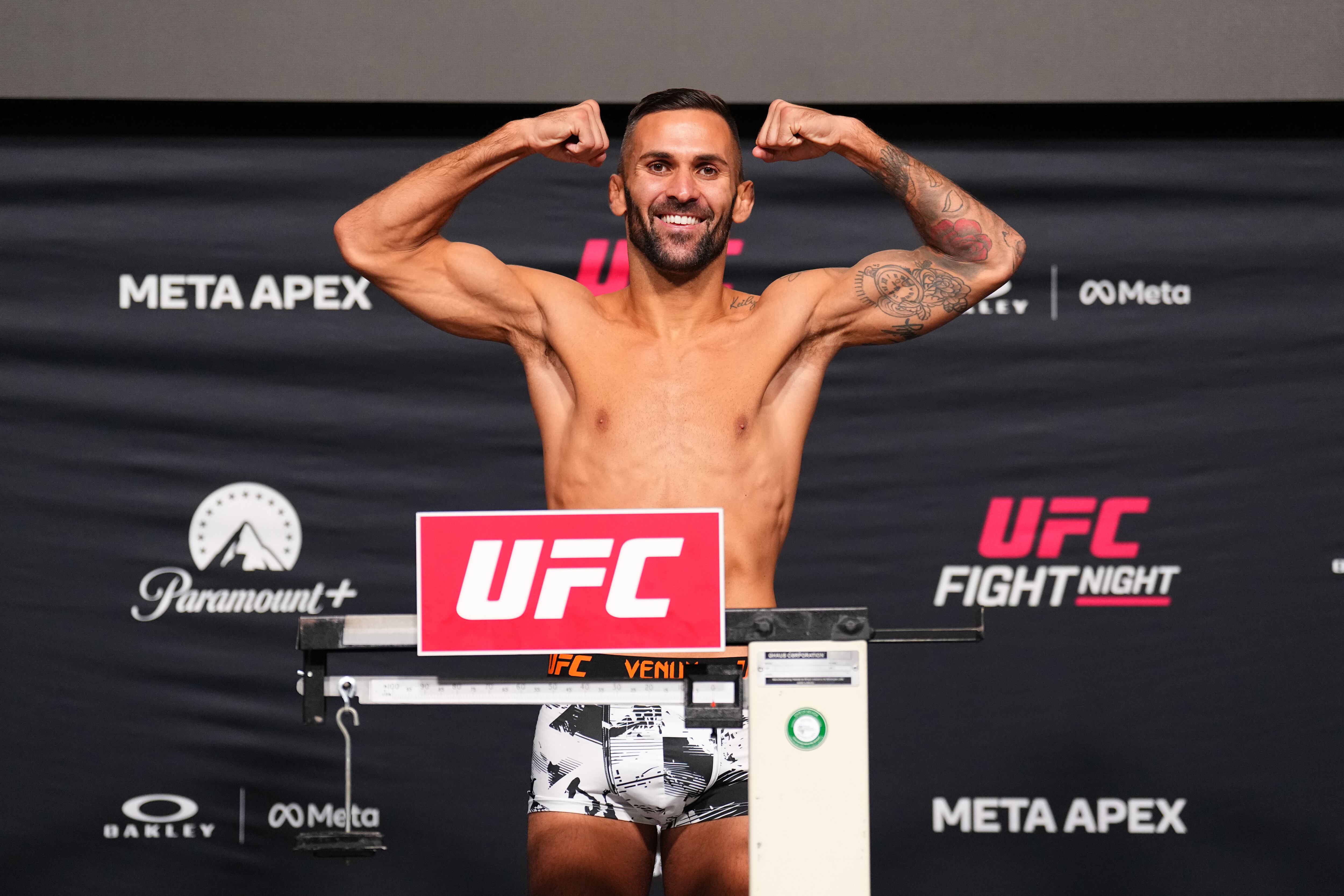 Hecher Sosa durante su pesaje para la UFC