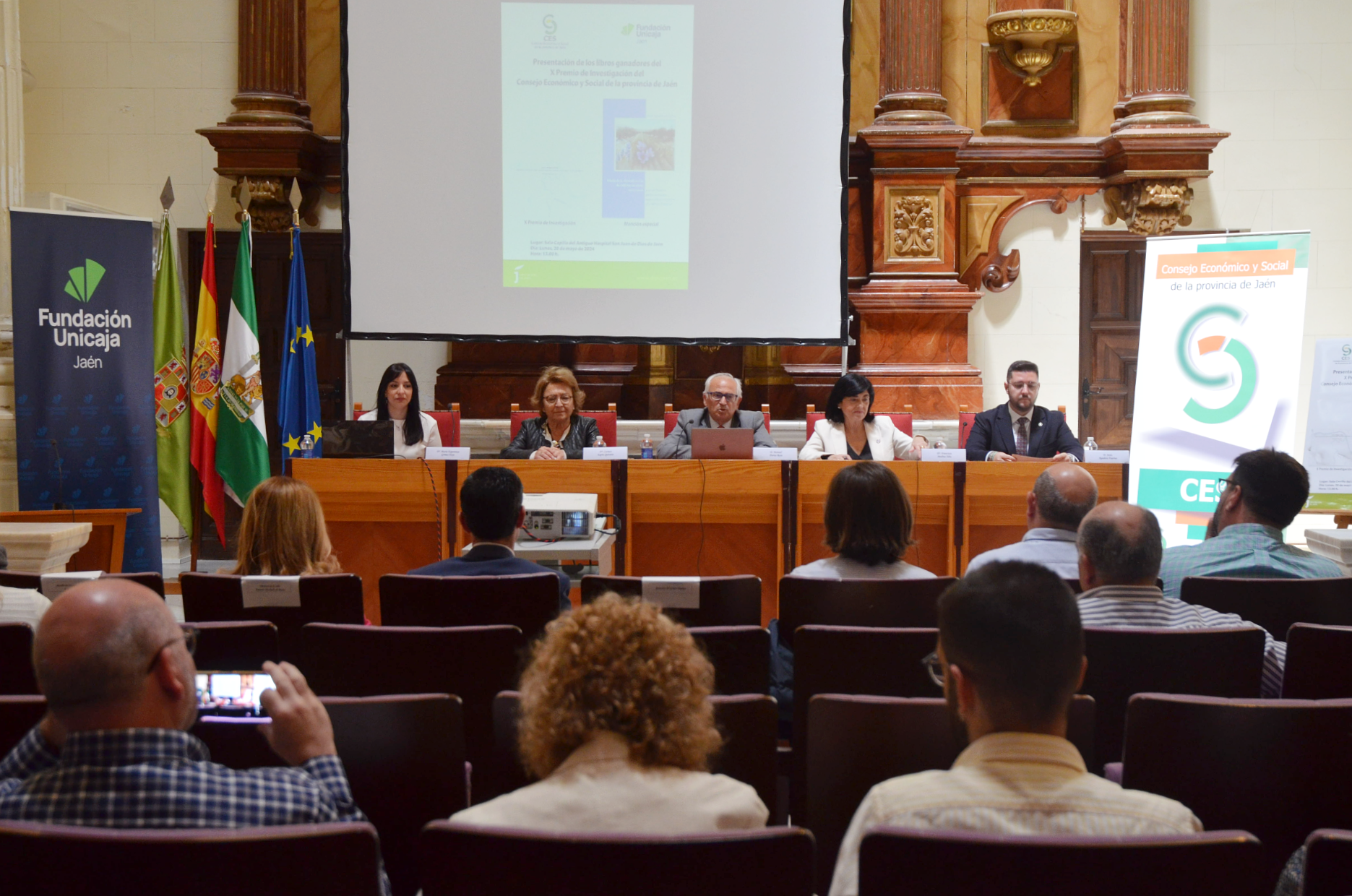 El presidente del CES Jaén, Manuel Parras (centro de la mesa) durante la presentación del décimo Premio de Investigación.