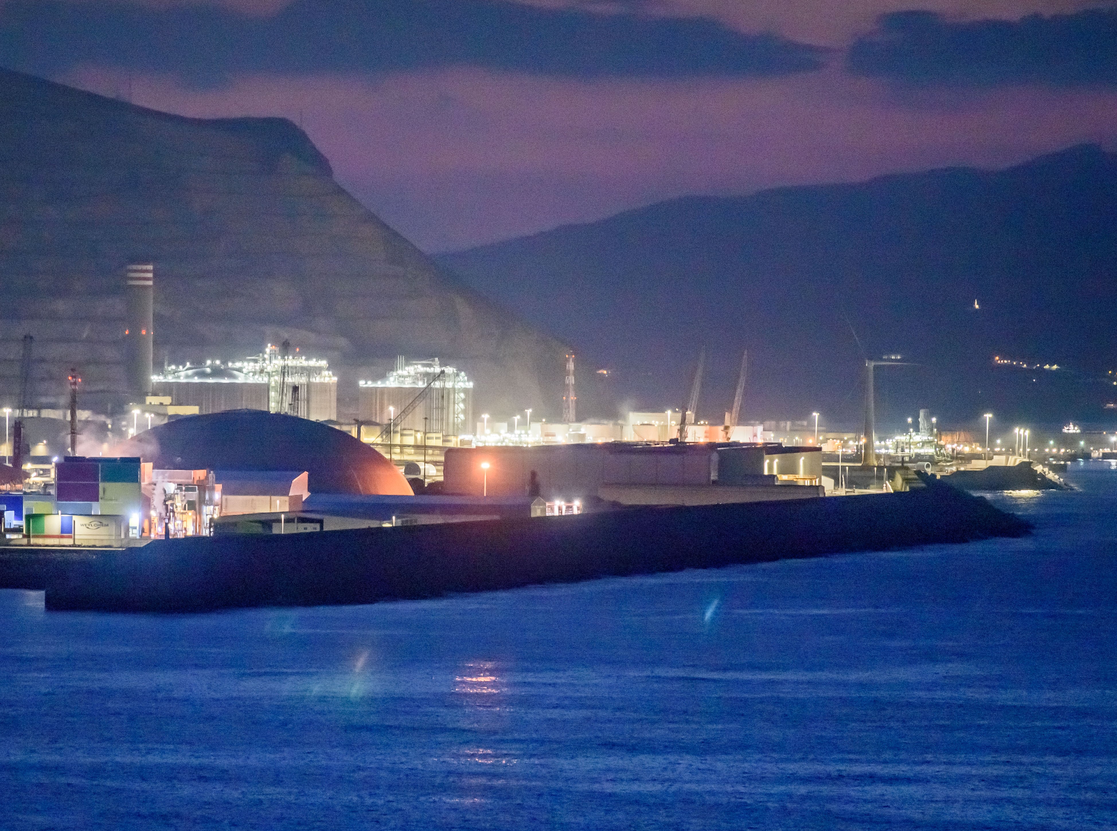 Los bomberos consiguieron controlar el incendio de un depósito de combustible en las instalaciones del Puerto de Bilbao, en el que se almacenaban unos 100.000 litros de biodiesel.