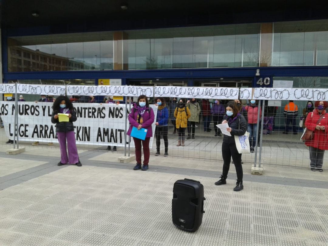 Protesta feminista ante la Oficina de Extranjería en la avenida de Guipúzcoa en Pamplona.