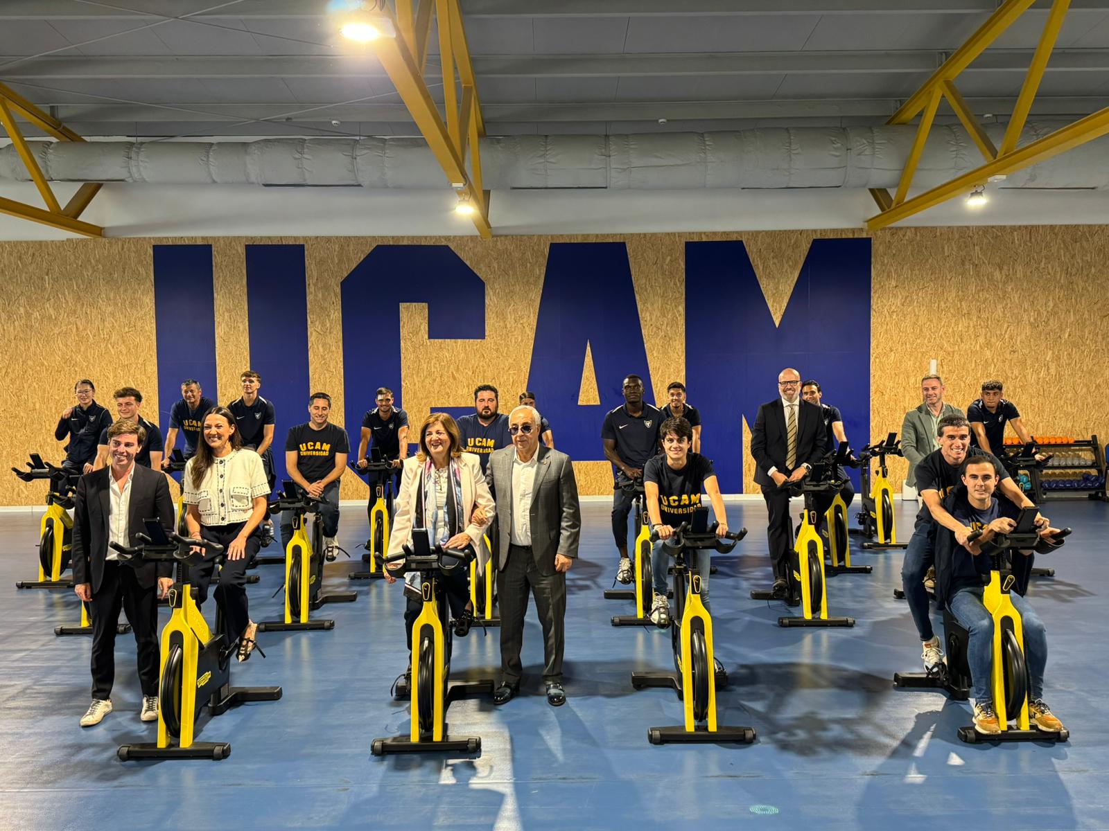 María Dolores García, presidenta de la UCAM, y Alejandro Blanco, presidente del Comité Olímpico Español, cortan la cinta del nuevo UCAM Sports Center. Le acompañan representantes del Gobierno Regional, Ayuntamiento de Murcia, deportistas y miembros de clubes de UCAM