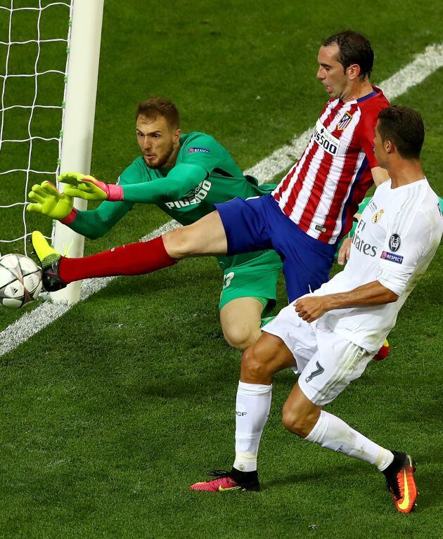 Godín despeja ante Oblak un tiro de Cristiano