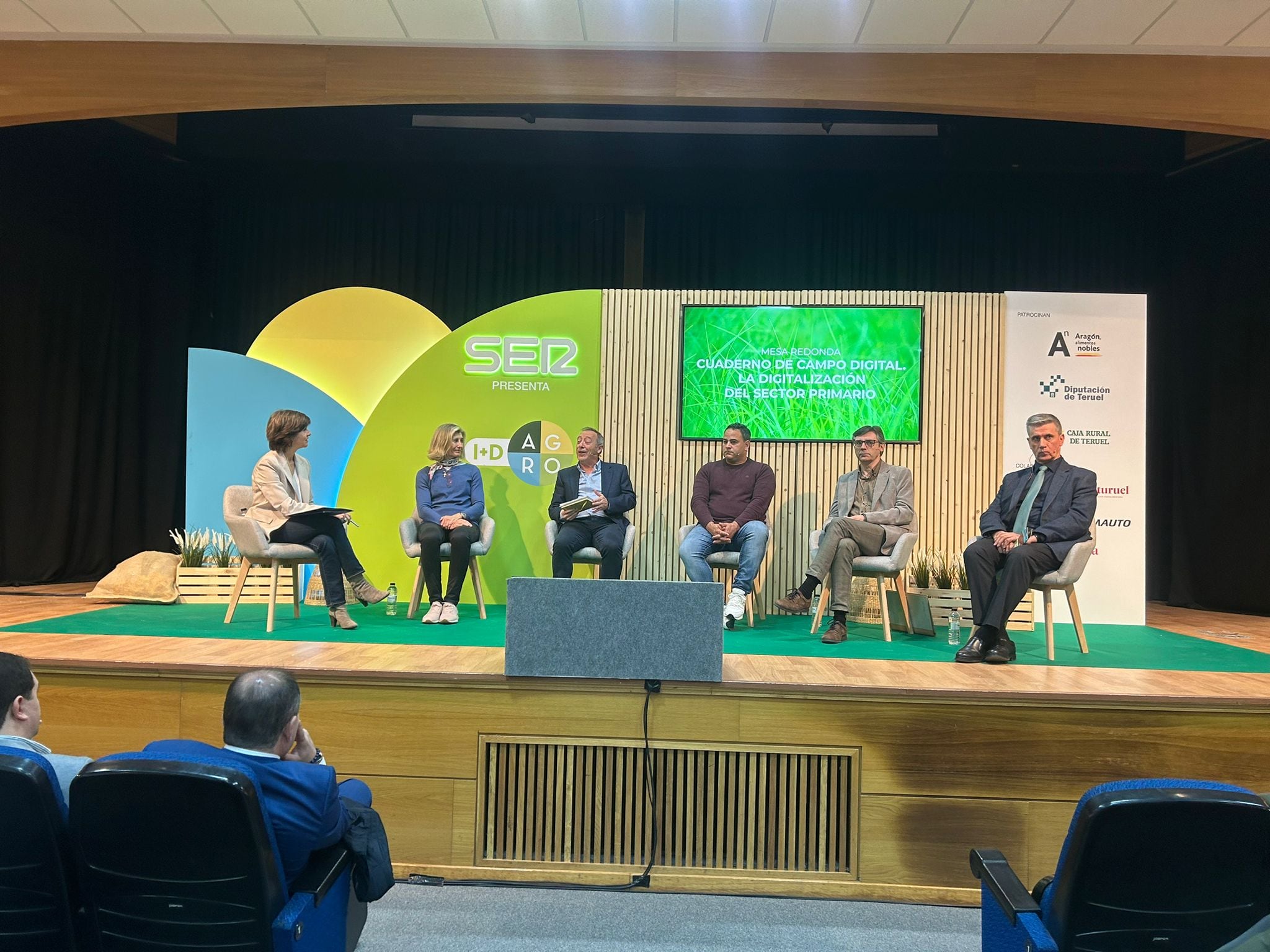 Cuaderno de campo digital. La digitalización del sector primario compuesta por Lucía Iborra, cofundadora y directora general de Visual Nacert. Ángel Tarancón, director general de OVIARAGÓN-GRUPO PASTORES. Miguel Ángel Guillén, agricultor de cereal en Camañas. Carlos Calvo, director general de producción agraria del Gobierno de Aragón. Joaquín Dobón, director adjunto del departamento agrario de Caja Rural de Teruel