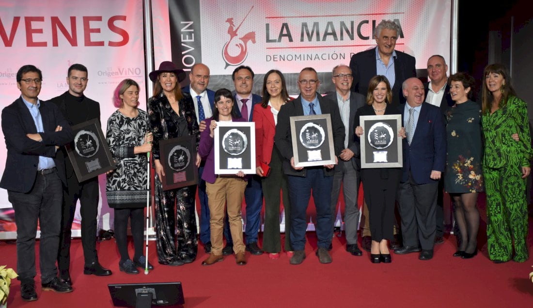 Foto de familia de los premiados