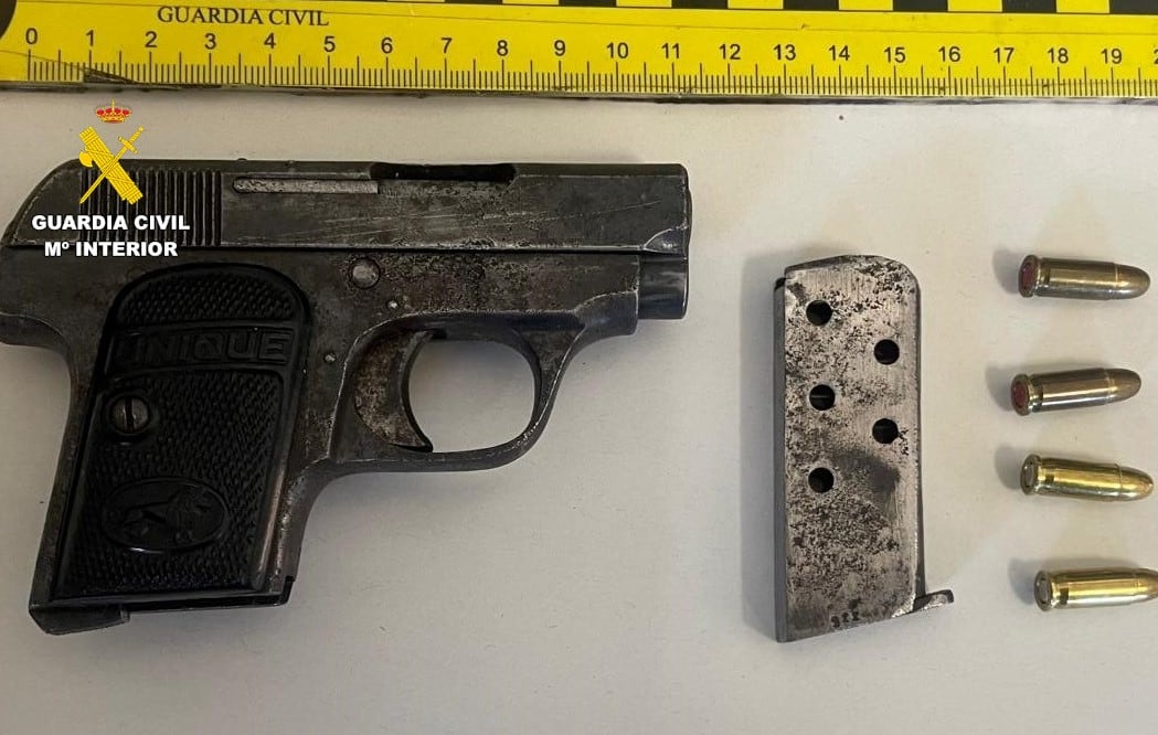 Pistola requisada por la Guardia Civil de Zamora a un conductor portugués interceptado en la N-122 a la altura de Alcañices (Zamora).