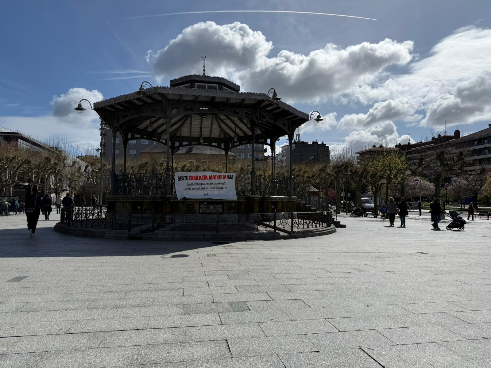 Pancarta de rechazo al asesinato machista de una irundarra en Zaragoza (Plaza Ensanche, Irun)
