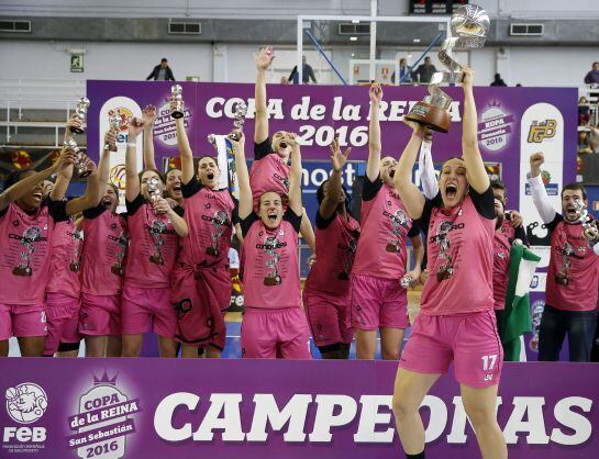 GRA157. SAN SEBASTIÁN, 07/02/2016.- Las jugadoras del CB Conquero Huelva Wagen posan con la Copa de la Reina tras imponerse al Perfumerías Avenida en la final de la Copa de la Reina de baloncesto femenino hoy en San Sebastián.EFE/Javier Etxezarreta.