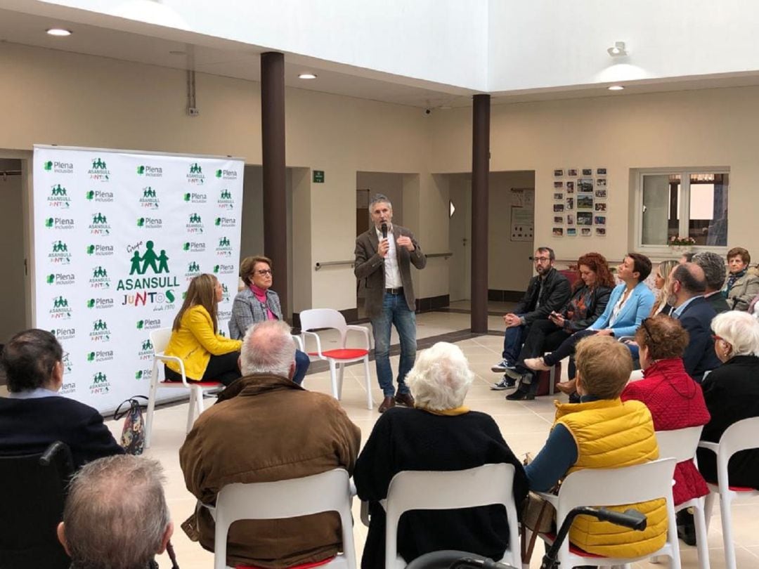 Gemma Araujo, a la derecha, en un acto celebrado en La Línea en el que ha participado Grande-Marlaska este martes.