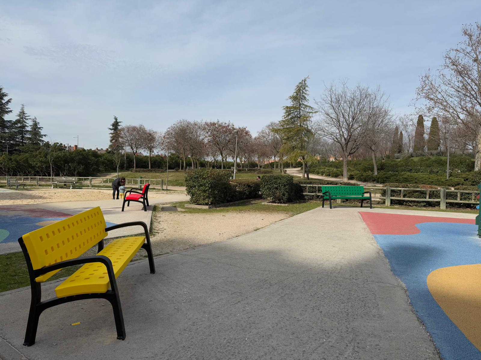 Bancos de colores instalados en un parque de Parla.