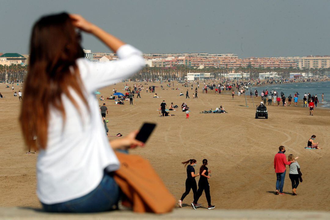 Vista general de la playa de la Malvarrosa de València durante este último fin de semana en le que la ciudad de Valencia está cerrada perimetralmente y que se elimina a partir de la semana que viene