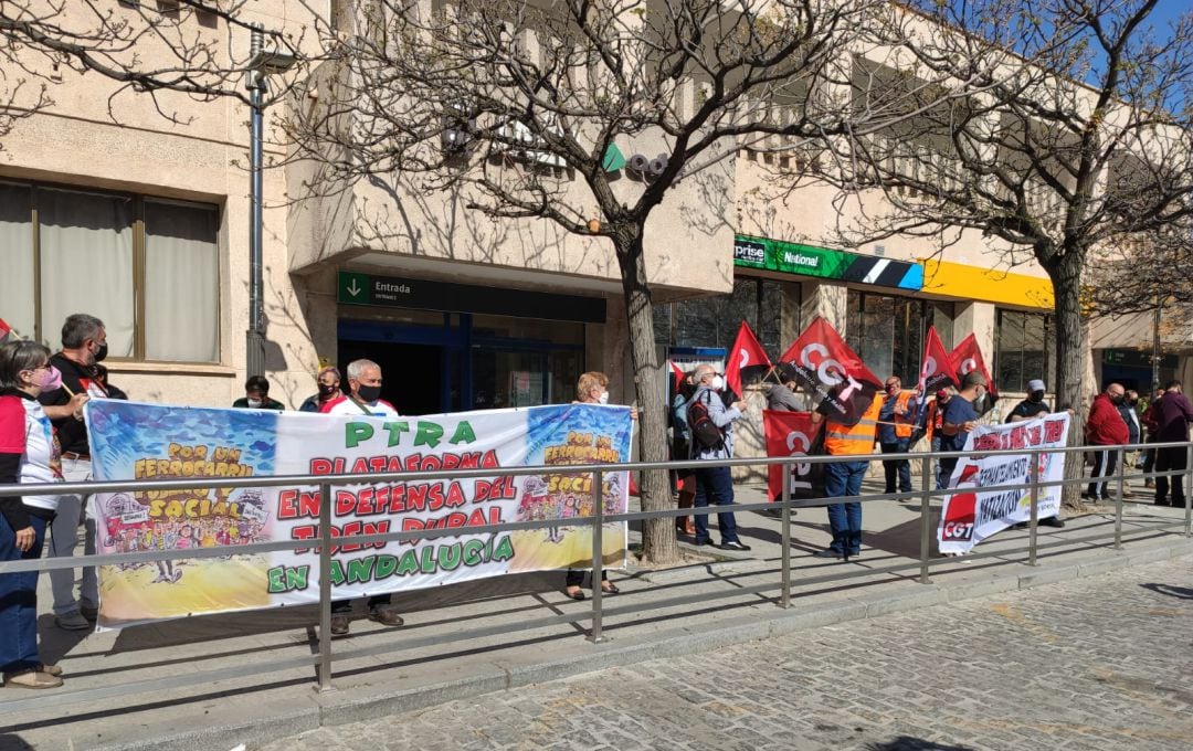 Plataformas ciudadanas de la provincia de Jaén se han manifestado a las puertas de la Estación de Tren de Jaén, y posteriormente también en la Estación de Autobuses