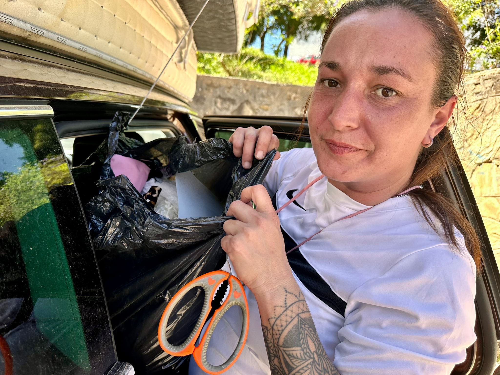 Lucía, una de las vecinas afectadas carga sus  enseres en el coche.