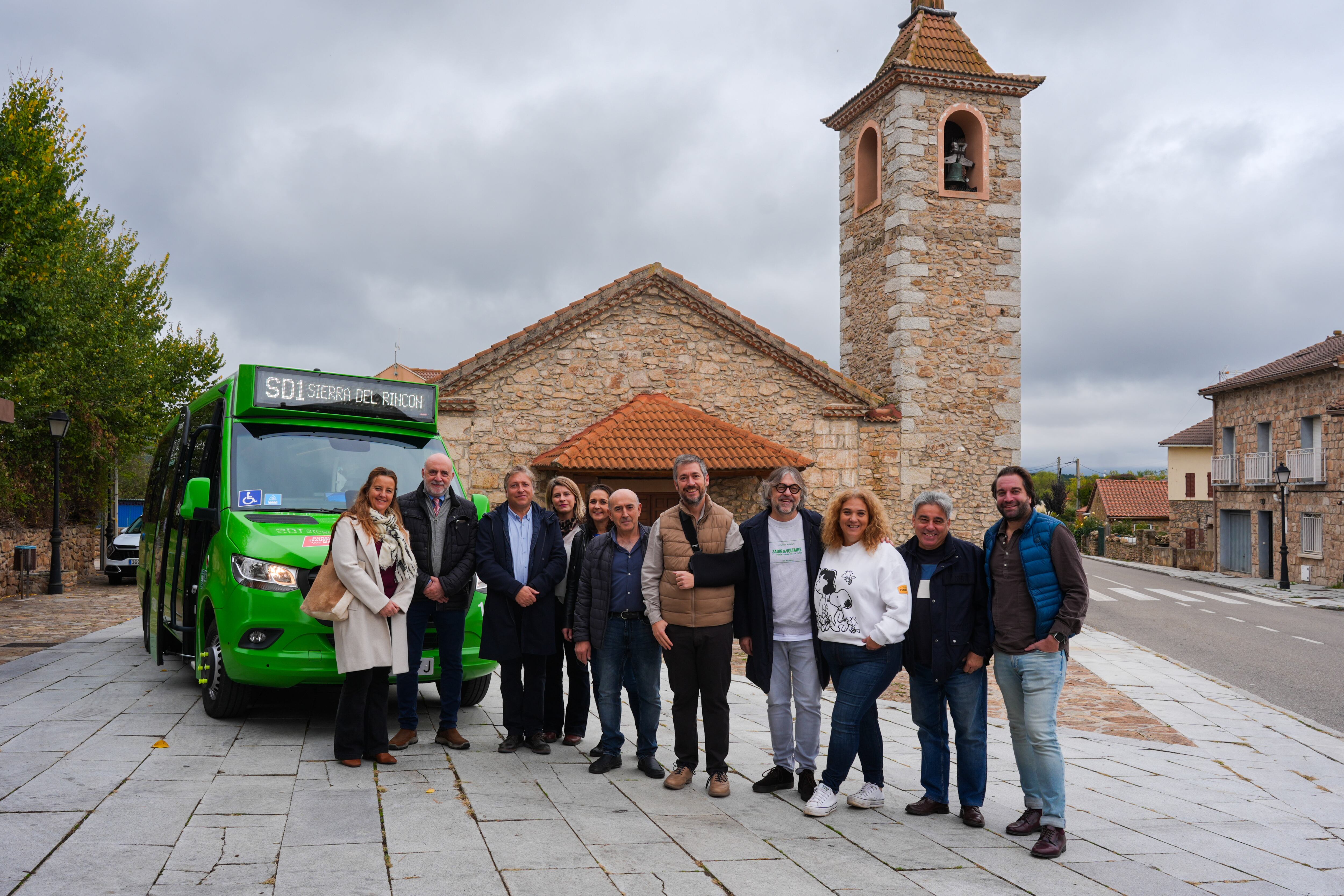 El autobús a demanda de la Sierra del Rincón duplica los usuarios del transporte público