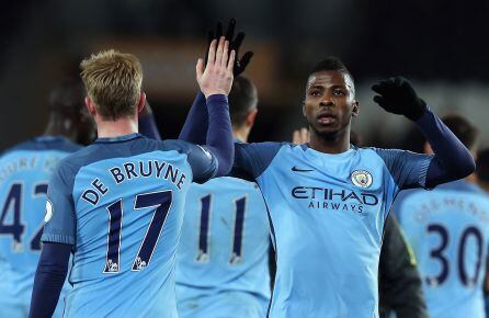 Kelechi Iheanacho y Kevin De Bruyne celebran la victoria del City.