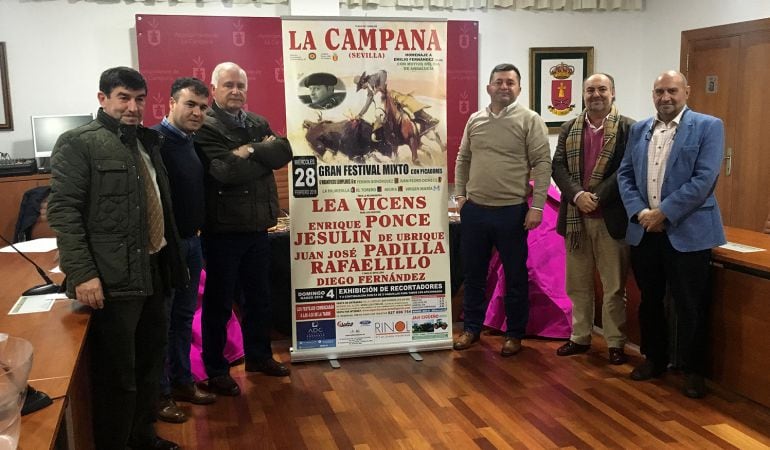 Emilio Fernández hijo, a la derecha del cartel, es el homenajeado en el atractivo festival de La Campana