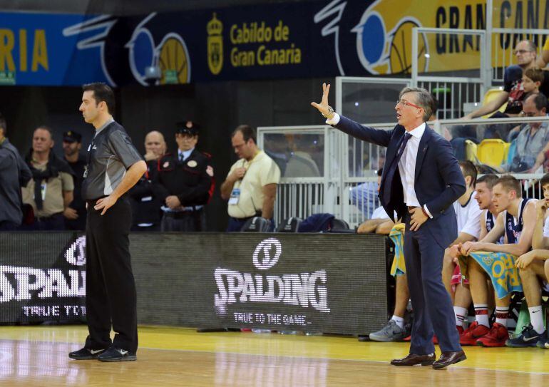 El entrenador del Rio Natura Monbus Obradoiro, Moncho Fernández, da instrucciones a sus jugadores durante el partido frente al Herbalife Gran Canaria