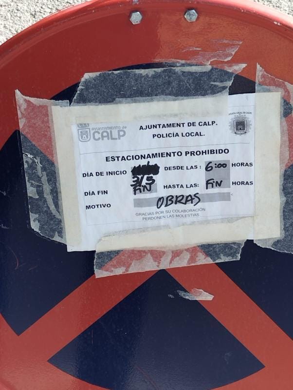 Señal que denuncia Compromís de la Policía Local de Calp en el barrio alicantino de Princesa Mercedes