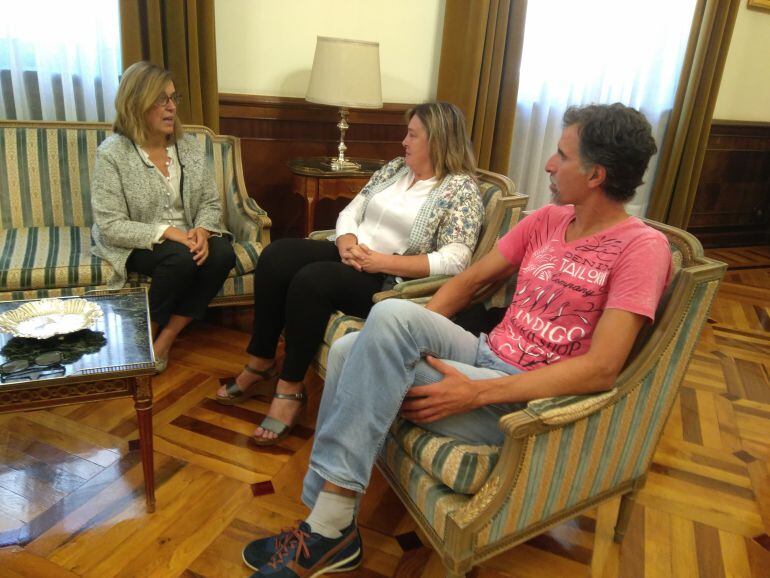 Reunión de la presidenta de la Diputación con familiares de fallecidos en el accidente de tráfico de Naveros de Pisuerga en el que murieron seis personas hace cuatro años al caer un vehículo al Canal