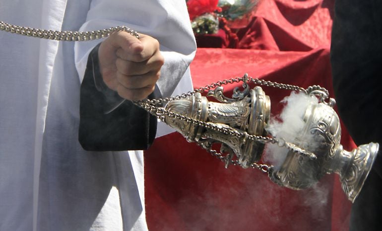 Acólito turiferario durante el traslado del Cristo del Silencio