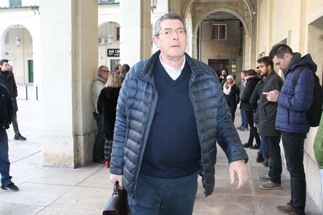 Juan Cano, llegando a la Audiencia Provincial de Alicante (imagen de archivo)