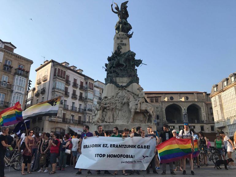 Concentración del colectivo LGTBI en la Plaza de la Virgen Blanca en Vitoria el pasado junio.