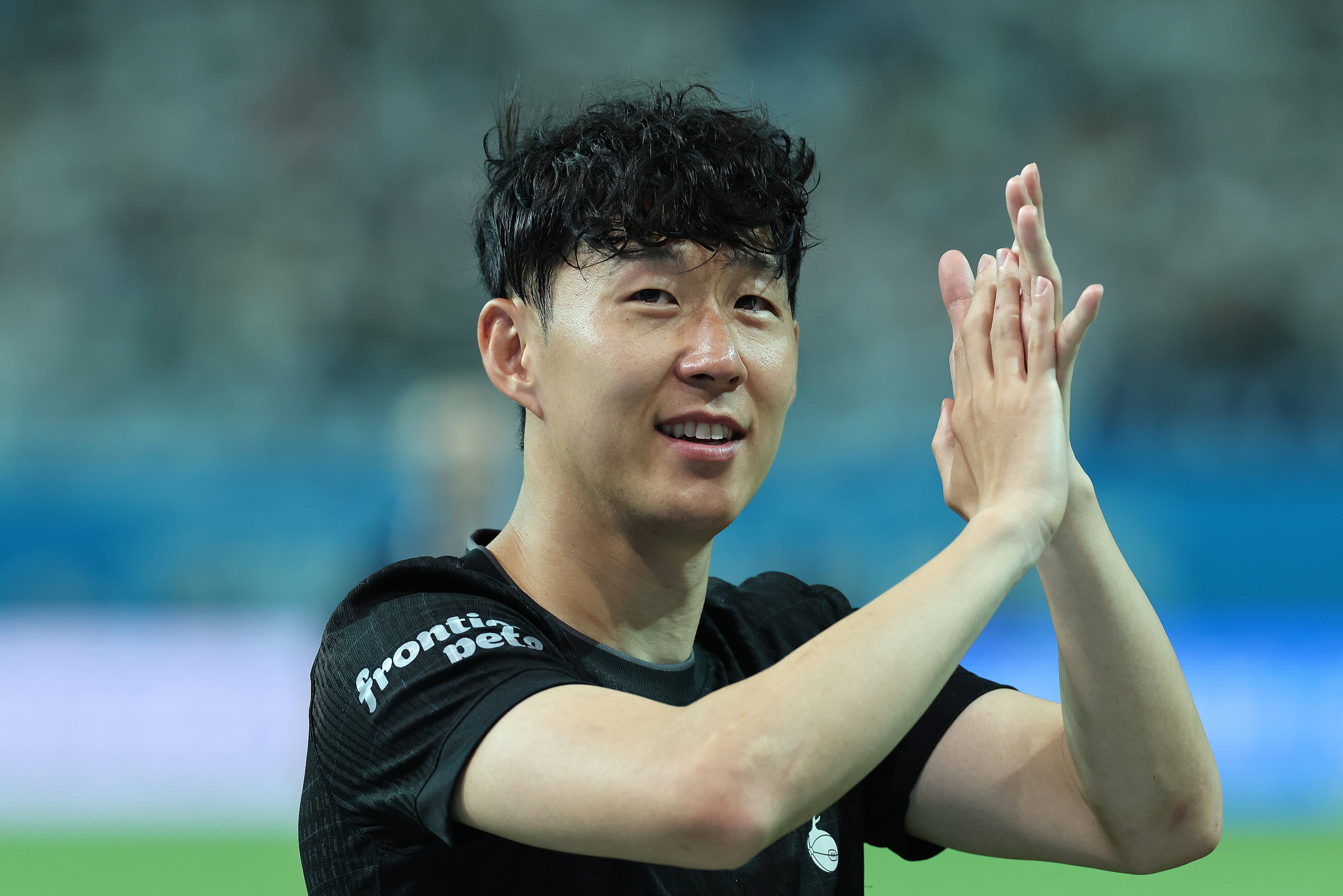SEÚL, COREA DEL SUR - 3 DE AGOSTO: Heung Min Son, del Tottenham Hotspur, reacciona tras secarse las lágrimas durante el partido amistoso de pretemporada entre el Tottenham Hotspur y el Newcastle United en el Estadio Mundial de Seúl el 3 de agosto de 2025 en Seúl, Corea del Sur. (Foto de Han Myung-Gu/Getty Images)