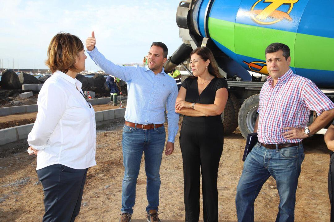 El vicepresidente del Cabildo de Lanzarote, Jacobo Medina, y la alcaldesa de Arrecife, Ástrid Pérez, visitando las obras del carril bici.