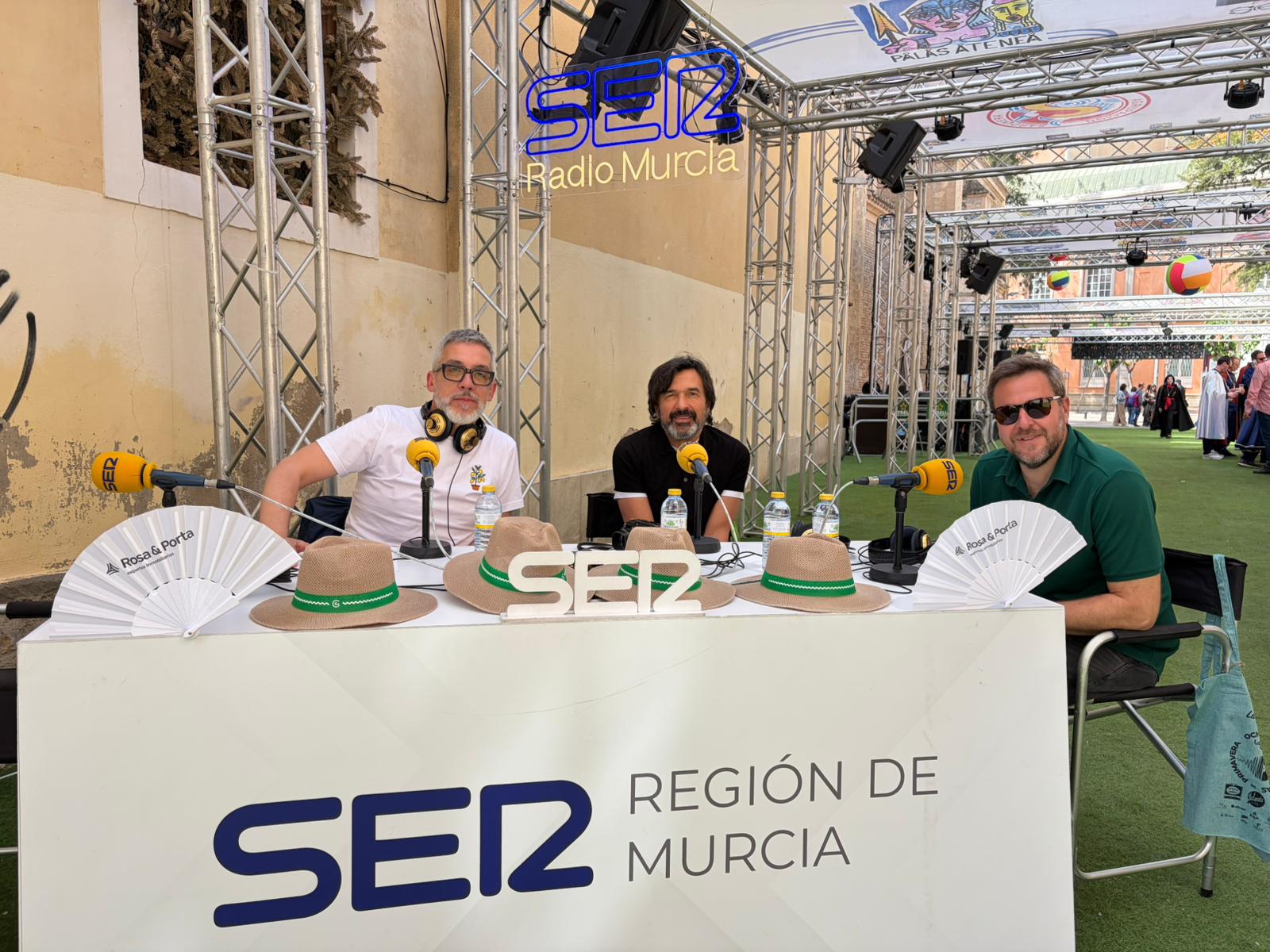 En el especial de Hoy por Hoy Murcia desde el Espacio Sardinero, también participaron el fotógrafo y colaborador Pepe Jara, en el centro de la imagen, y Yayo Delgado, responsable de Comunicación de Estrella de Levante, a la derecha.