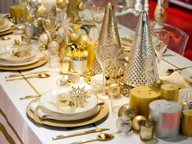 Mesa preparada para una cena navideña.
