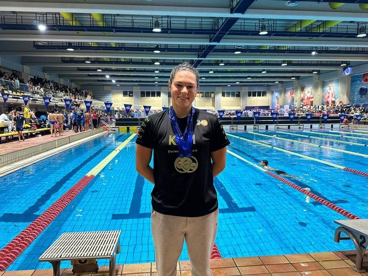 Ángela Martínez posa con sus dos medallas de oro