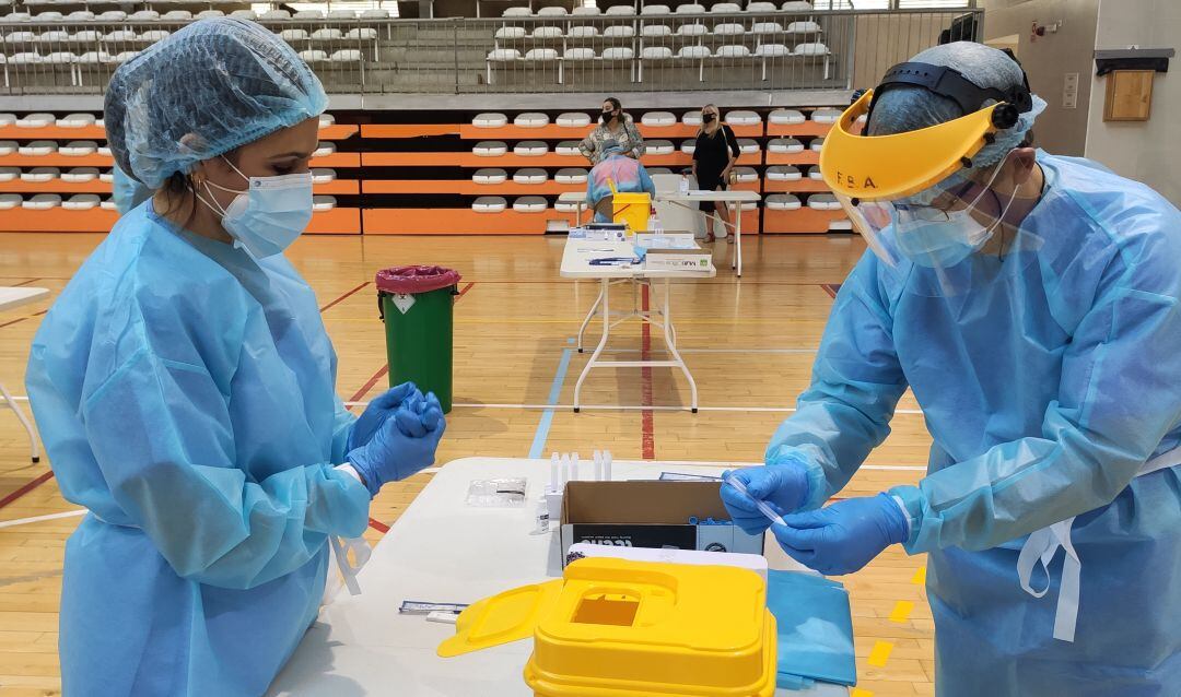 Personal sanitario realizando pruevas de detección de la covid-19 en Linares.