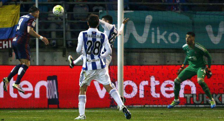 Enrich remata sobre la portería de Rulli para empatar el derbi.