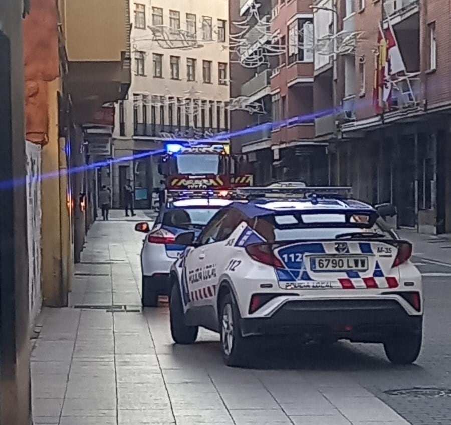 Bomberos interviniendo para controlar el escape de gas