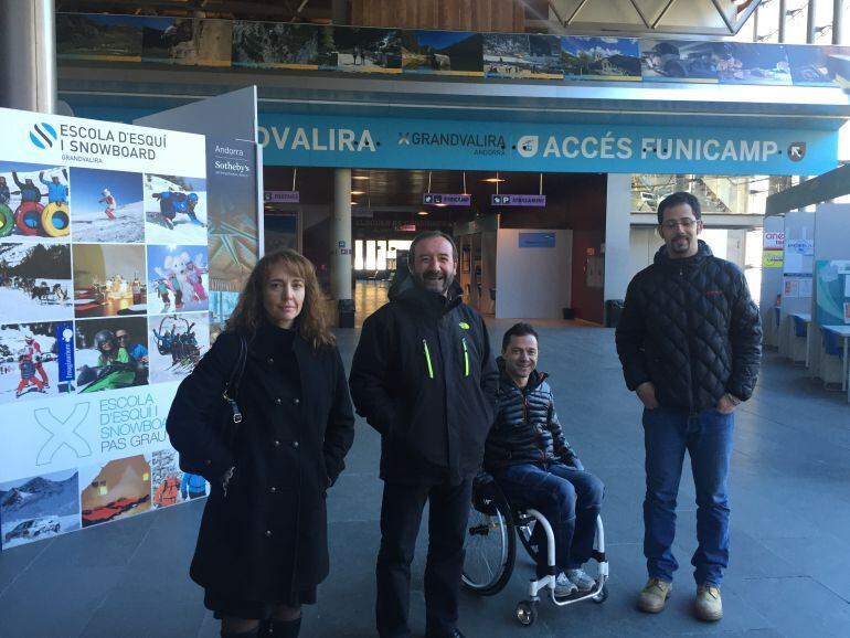 Troguet i Lafoz amb d'altres membres de la candidatura liberal a Encamp visitant el Funicamp