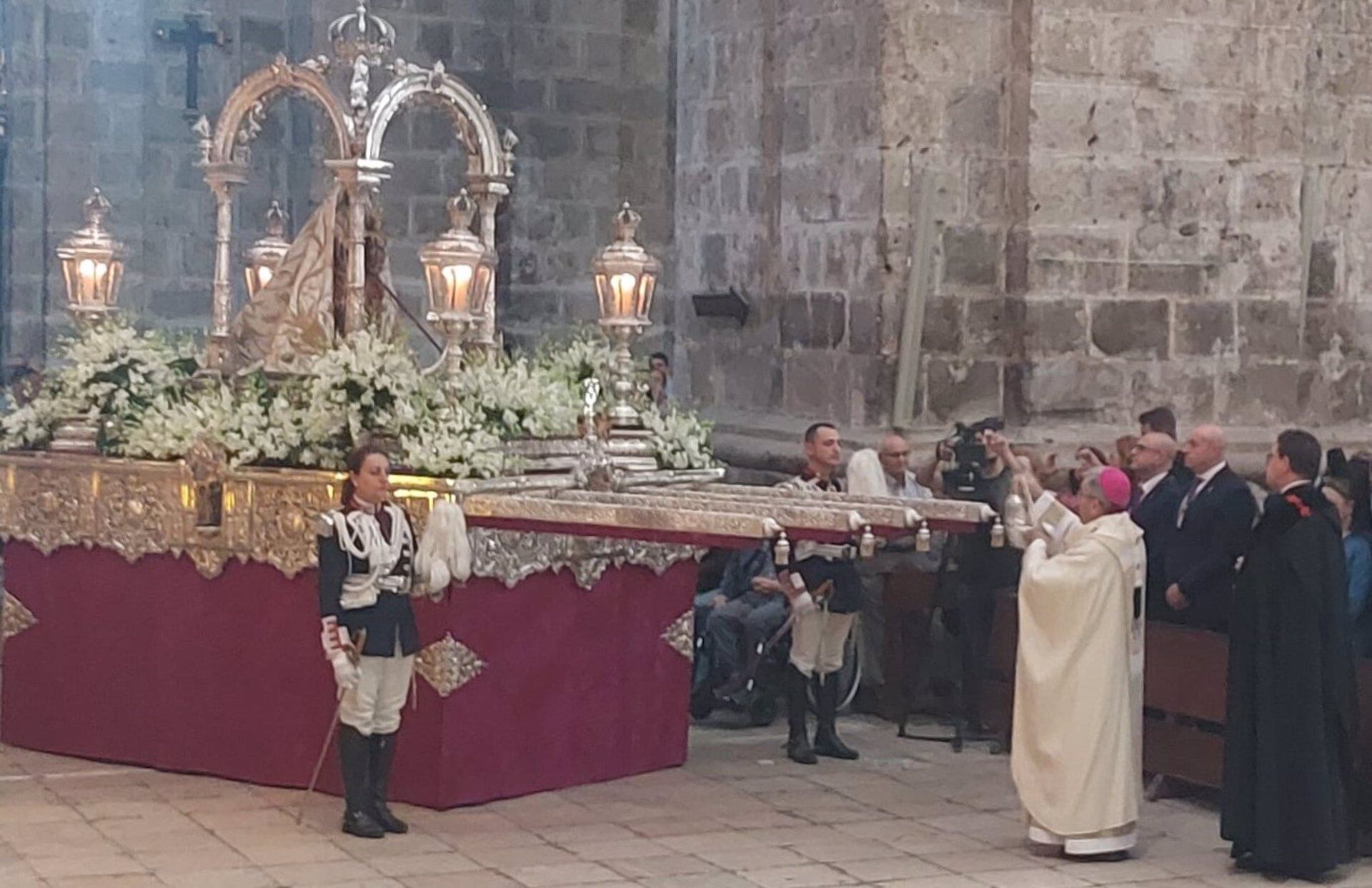 08/09/2024 El arzobispo de Valladolid, Luis Argüello, bendice a la Virgen de San Lorenzo en la misa por su día..

El arzobispo de Valladolid, Luis Argüello, ha pedido a la Virgen de San Lorenzo que &quot;interceda&quot; para &quot;reavivar la celebración del domingo&quot;, un día que culturalmente se vive como &quot;un feriado sin mayor significación&quot; pero que &quot;ofrece un ámbito de comunión en el dolor y la fiesta desde el que abordar las diferencias y apostar por el bien común&quot;.

SOCIEDAD 
