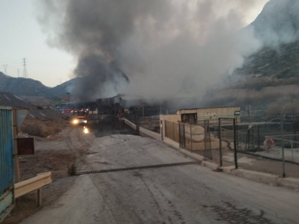 Bomberos ha mantenido un retén durante toda la noche en la planta de residuos del Valle de Escombreras afectada por un incendio