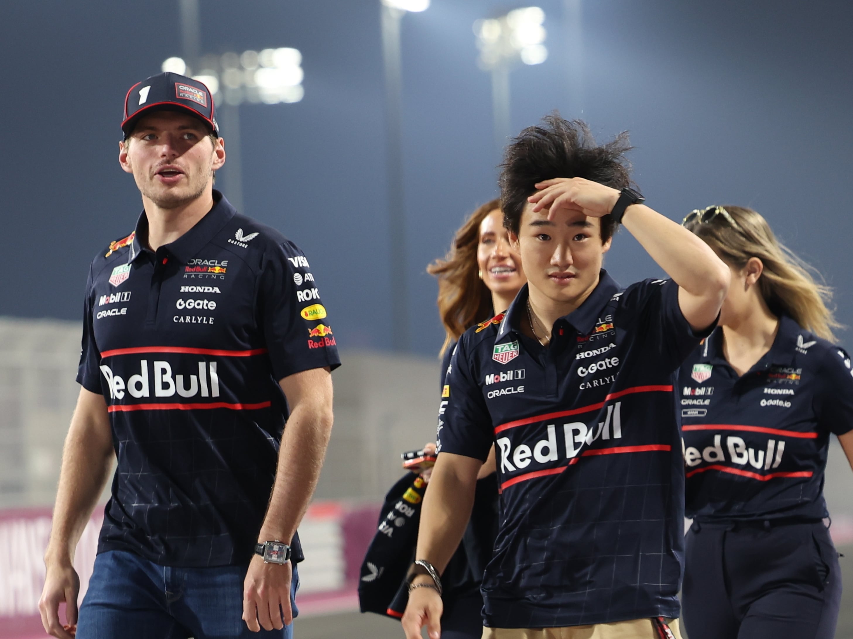 Max Verstappen y Yuki Tsunoda pasean por el GP de Qatar