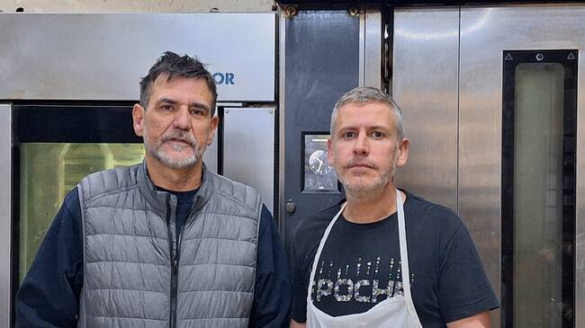 Nacho Romera, vecino de la Isla y Carlos Camuña, propietario del obrador "La Hogaza Mlaagueña"