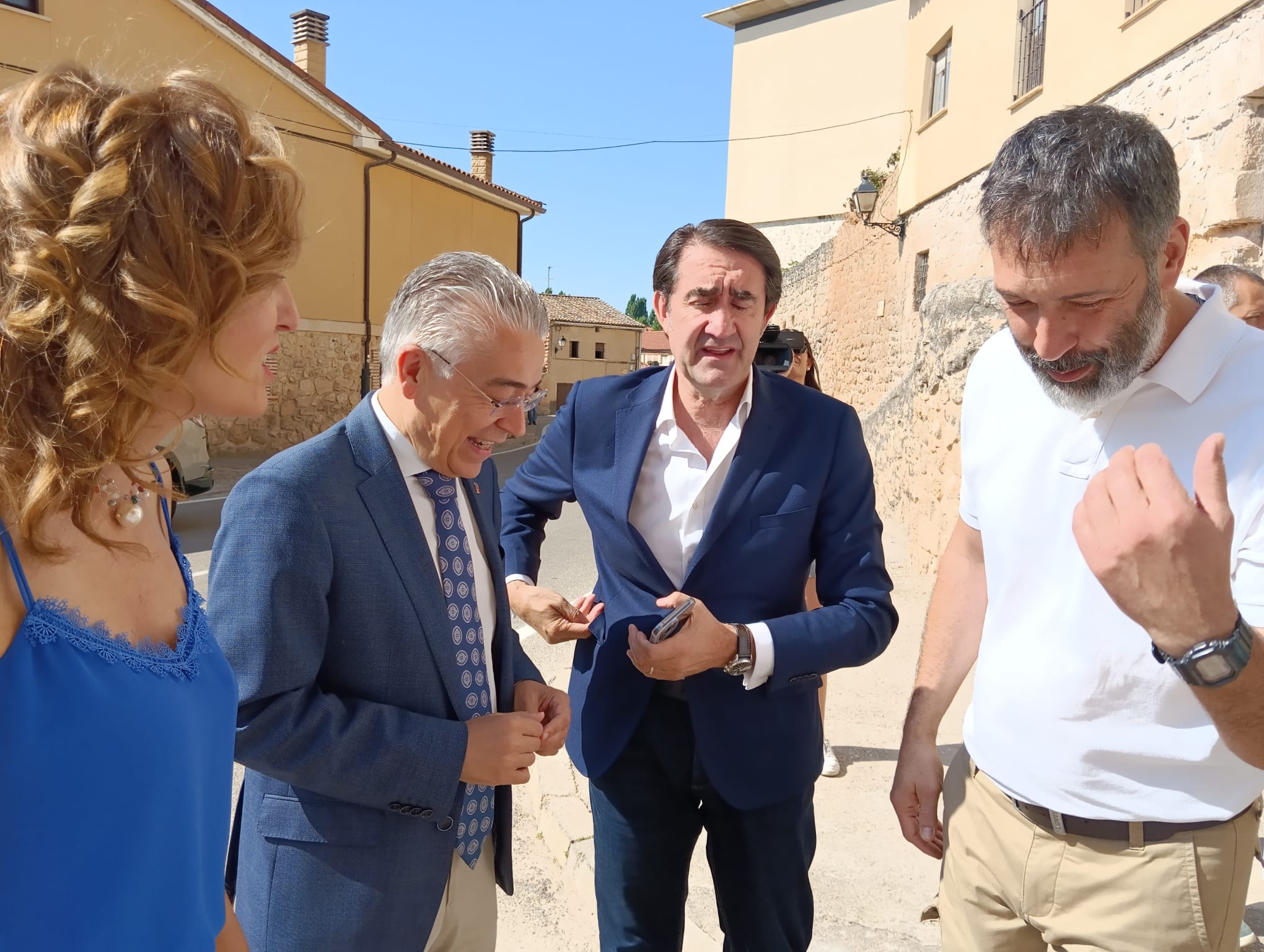 El consejero, recibido en Peñaranda de Duero por su alcalde, Fernando Rioja, a la derecha de la imagen