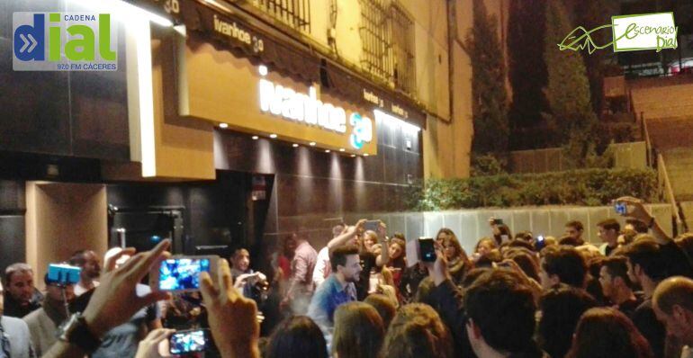 Diego Cantero actuando frente a sus fans en la puerta del local