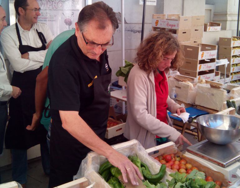 El director general de Opel Espa&ntilde;a, Antonio Cobo, vendiendo frutas y verduras en en el puesto del mercado agroecol&oacute;gico de Atades en Zaragoza. 