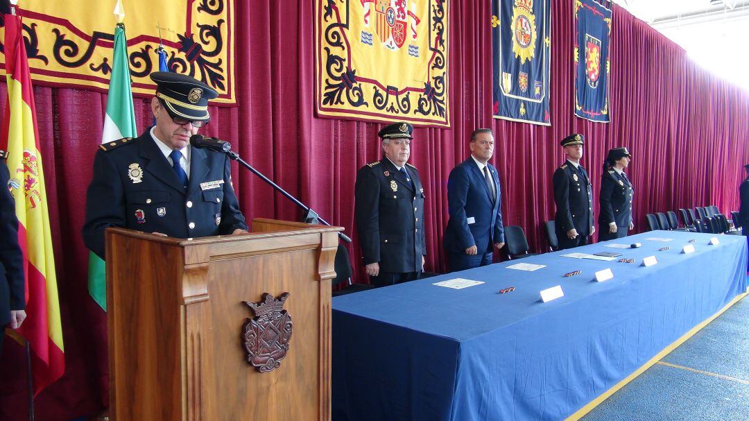 Mesa presidencial del acto de clausura de dos cursos de formación para agentes de la Policía Nacional.