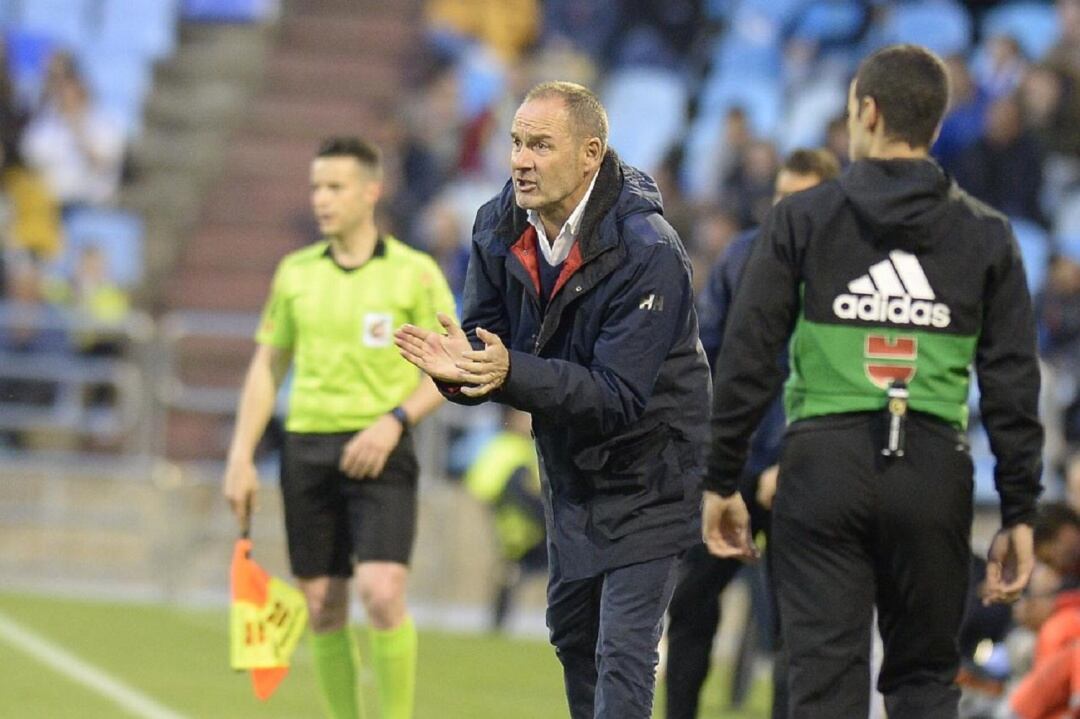 Víctor Fernández da instrucciones durante un partido en La Romareda